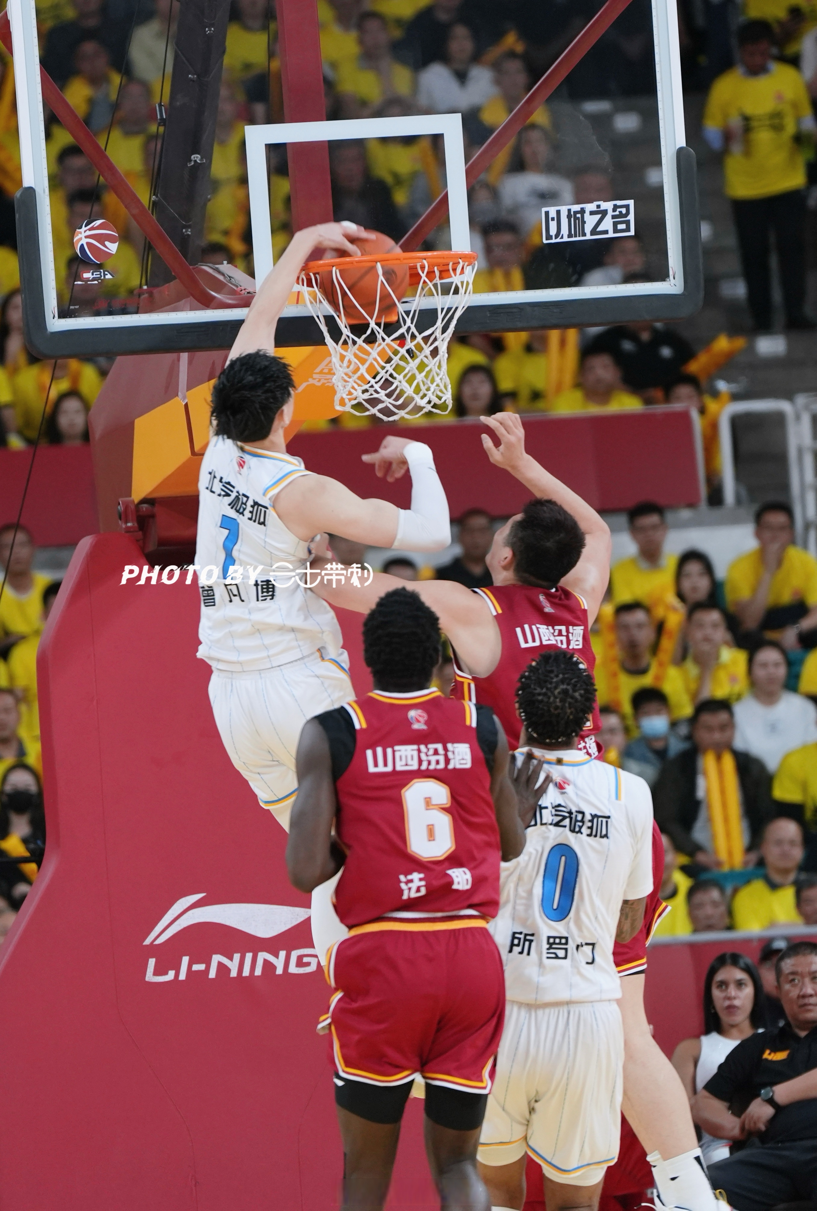 密尔沃基雄鹿迎CBA季后赛关键赛；今晨单刀错失；底气十足；训练强度明显提升的简单介绍